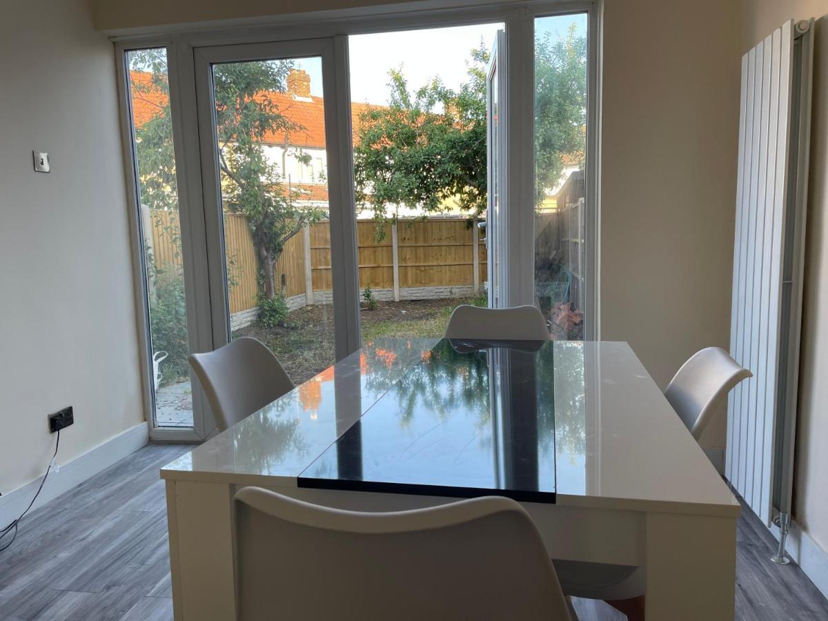 Modern 4-Bedroom Entire House With Garden อักซ์บริดจ์ ภายนอก รูปภาพ