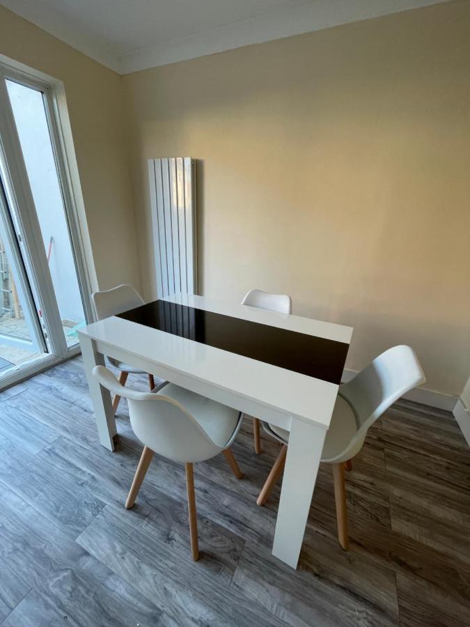 Modern 4-Bedroom Entire House With Garden อักซ์บริดจ์ ภายนอก รูปภาพ